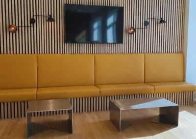 Aménagements bois intérieurs - Banquette en simili cuir sur socle en tasseaux bois et habillage mural en tasseaux bois