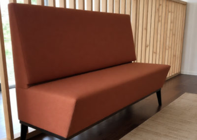 Banquette capitonnée sur pieds bois peint