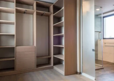 Agencement dressing sur mesure en panneaux bois