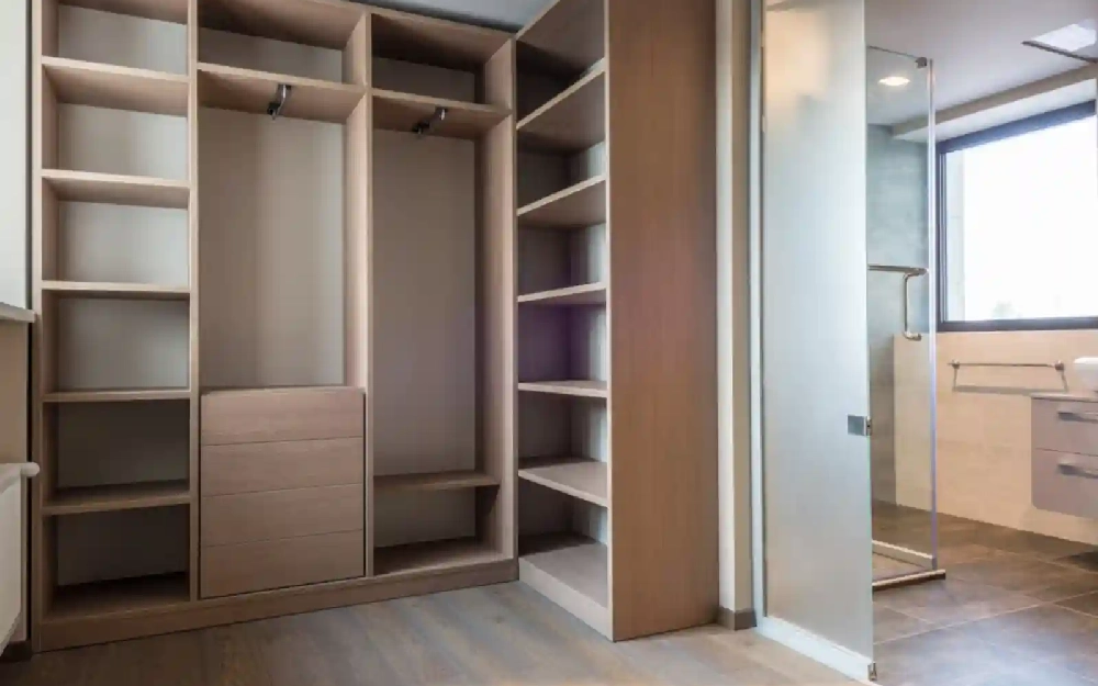 Agencement dressing sur mesure en panneaux bois