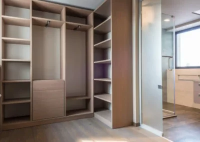 Agencement dressing sur mesure en panneaux bois