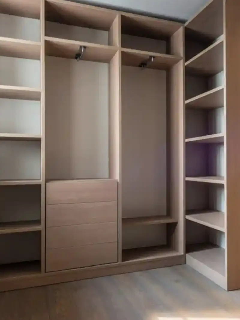 Agencement dressing sur mesure en panneaux bois