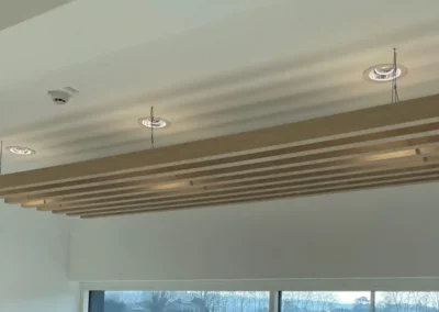 Faux plafond suspendu en tasseaux chêne