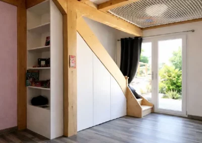 Aménagements bois intérieurs de rangement porte et étagère sous escalier en bois du nord