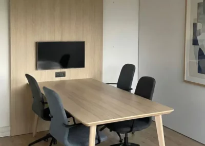 Aménagement sur-mesure salle de réunion avec habillage mural en chêne en Nord isère