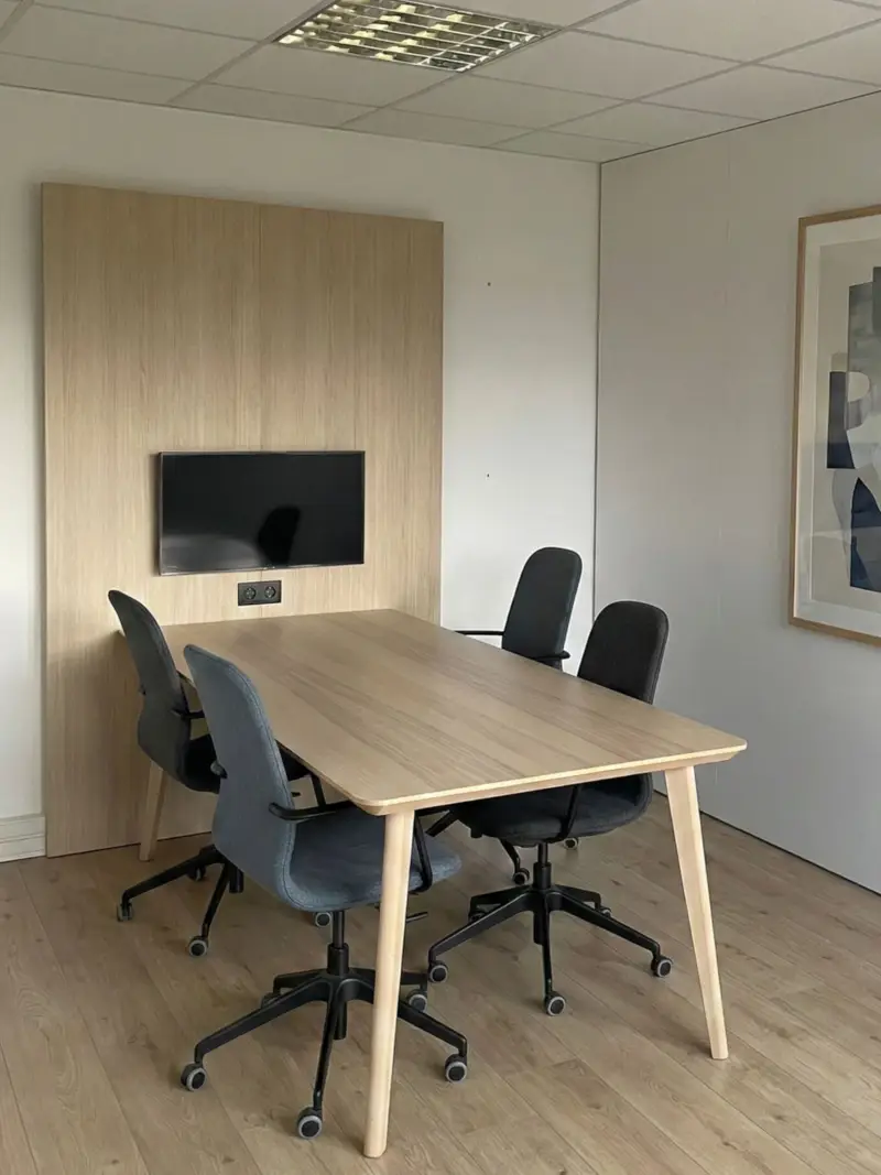 Aménagement sur-mesure salle de réunion avec habillage mural en chêne en Nord isère
