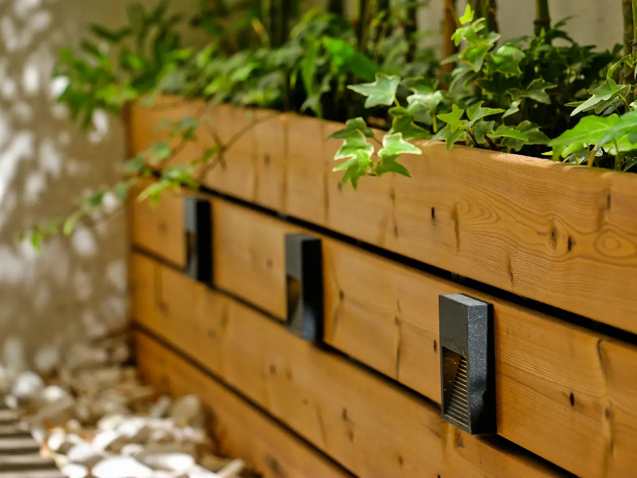 Bac à fleurs Bac à fleurs en lame bois résineux huilée et éclairage