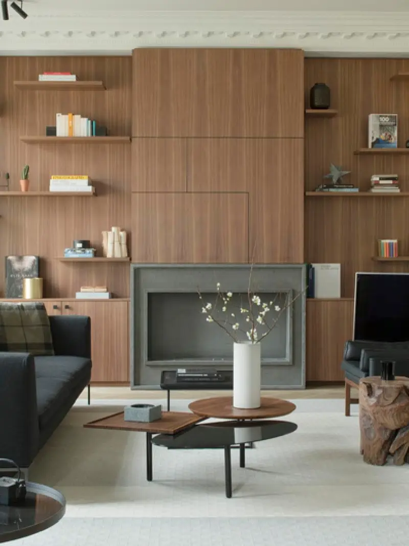 Bibliothèque sur-mesure avec parement mural en panneaux bois avec étagères contemporaine