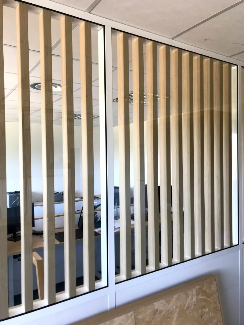 Claustra bois dans cloison séparation de bureau