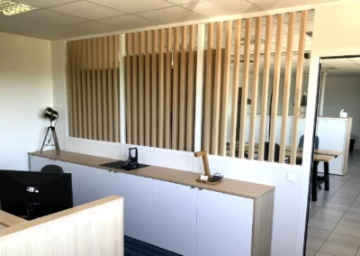 Claustra en chêne intégrée dans cloison vitrée