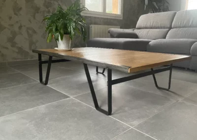 Table basse sur-mesure style industriel en chêne et pieds métal