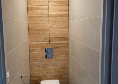 Habillage wc suspendu en lames bois frêne horizontales